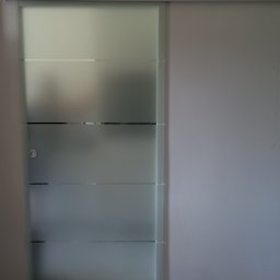montaż drzwi przesuwnych szklanych
