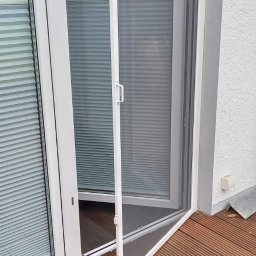 montaż okna PCV + moskitiera drzwiowa + rolety plisowane