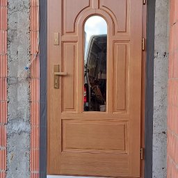 montaż drzwi drewnianych "WIATRAK"