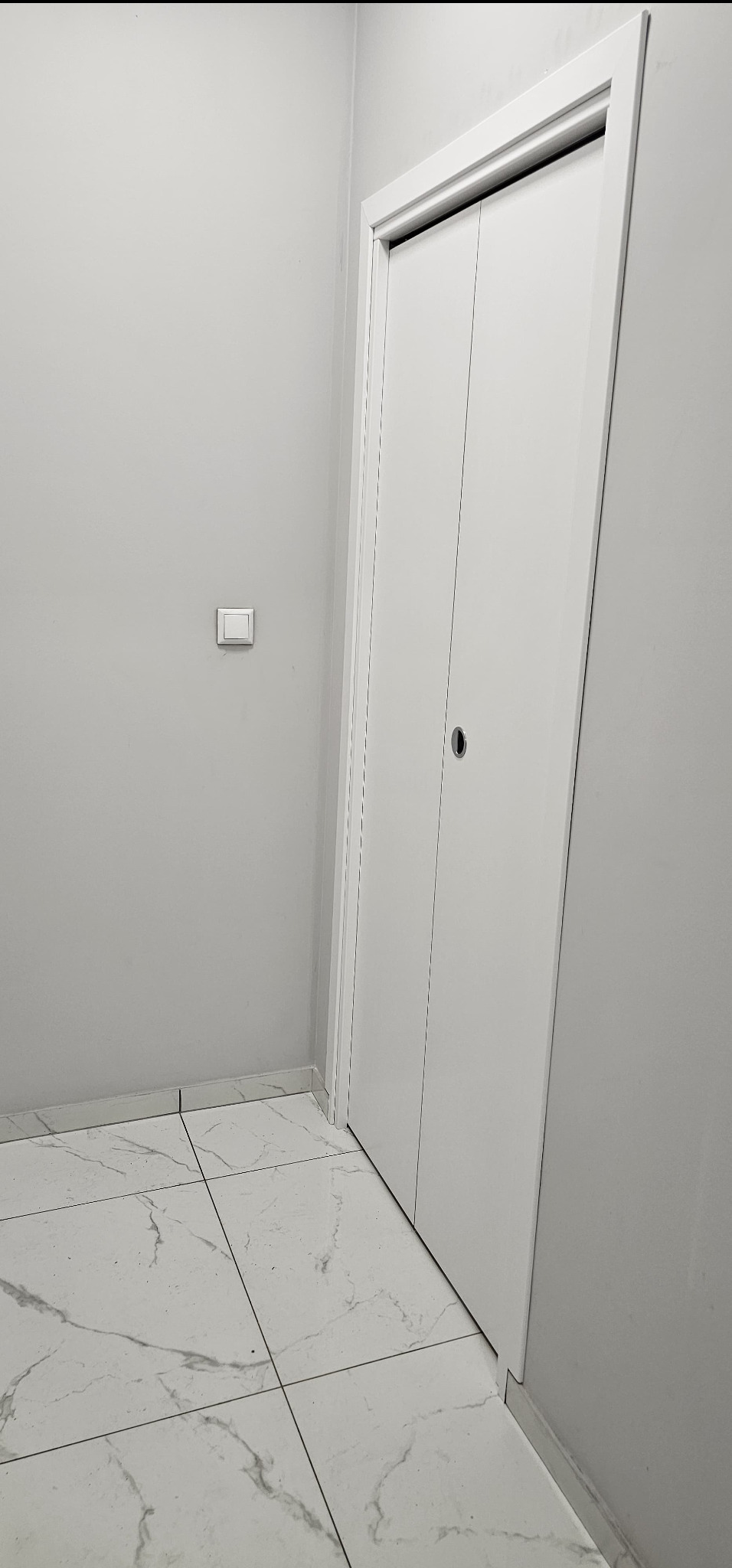 montaż drzwi 'łamanych'