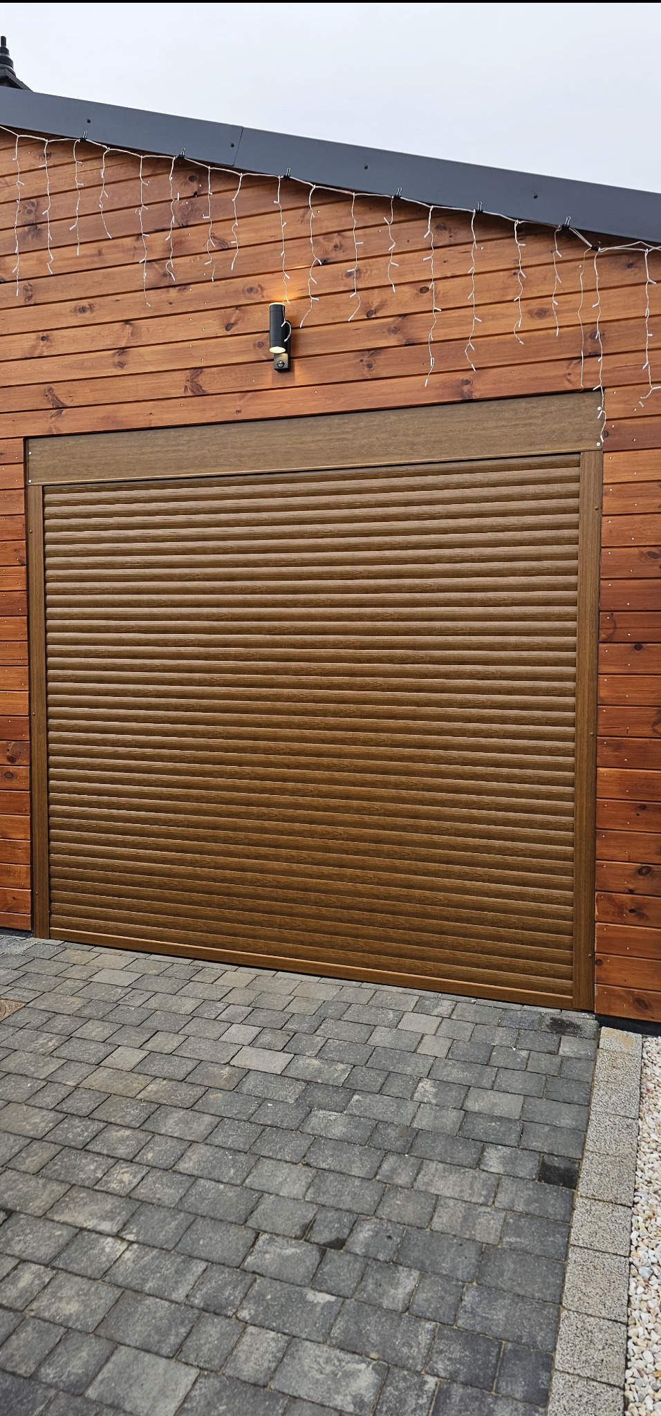 montaż bramy rolowanej