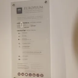 Przykład realizacji szklanej tablicy informacyjnej