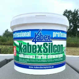 Puszka silikonowej farby elewacyjnej Kabex Silcon na tle zieleni, z widocznym logo i adresem strony internetowej producenta.