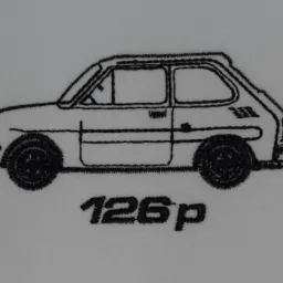 Czarny haft przedstawiający sylwetkę samochodu Fiat 126p na białym materiale.