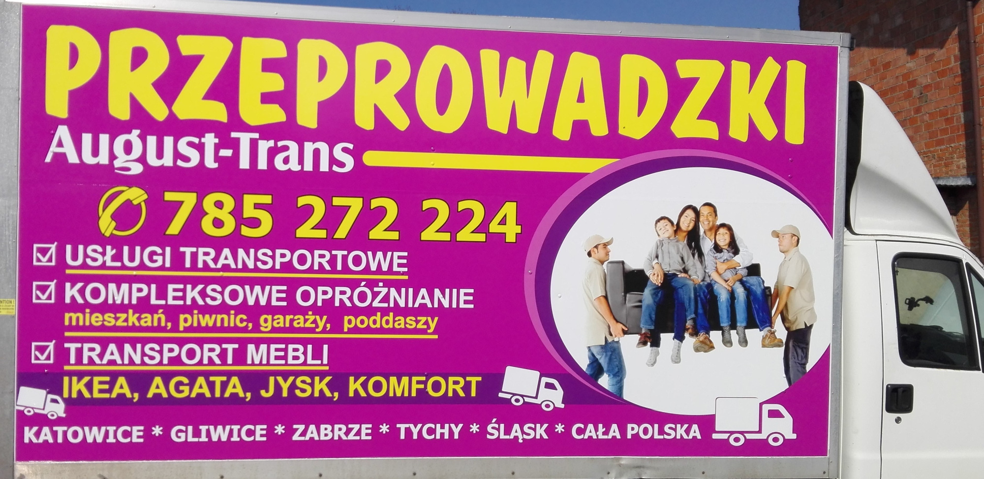Reklama firmy August-Trans na boku białego samochodu dostawczego, oferującej usługi transportowe i kompleksowe opróżnianie mieszkań, piwnic i garaży, z numerem telefonu i informacją o zasięgu...