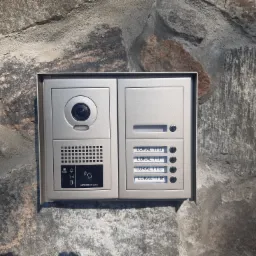 Panel Aiphone seri GT w wersji przyciskowej z czytnikiem kontroli dostępu