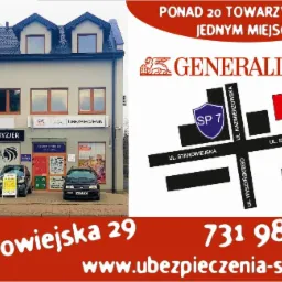 Budynek z szyldami firm, w tym szyld 'Ubezpieczenia' i logo Generali oraz Proama, z mapą dojazdu i numerem telefonu na czerwonym tle.