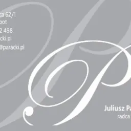 Wizytówka radcy prawnego Juliusza Parackiego z adresem w Sopocie, numerem telefonu i adresem e-mail, na szarym tle z motywem litery P.