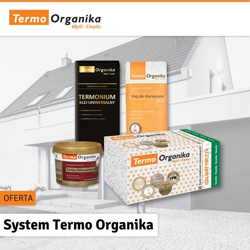 Zestaw produktów marki Terumo Organika do ocieplania budynków, w tym klej uniwersalny Termonium, klej do płyt izolacyjnych, farba silikonowa i płyty izolacyjne Dalmatyńczyk, na tle budynku.