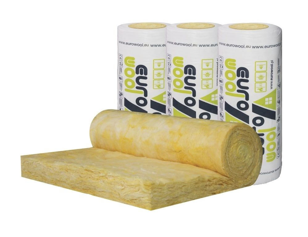 Rolki wełny mineralnej Euro Wool z widocznym rozwiniętym fragmentem, ukazującym strukturę materiału izolacyjnego.