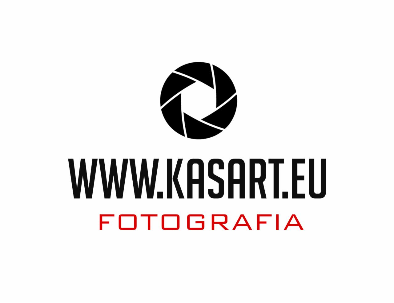 Logo firmy fotograficznej: czarny symbol przysłony, adres strony internetowej www.kasart.eu w kolorze czarnym oraz napis FOTOGRAFIA w kolorze czerwonym na białym tle.