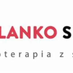 Logo firmy 'Kolanko Senior Care' z grafiką uśmiechniętej starszej pani w okularach i sercem we włosach, oferującej fizjoterapię z sercem.