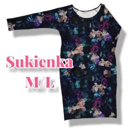 Anna Szulc - Sukienka damska w rozmiarze M/L z motywem kwiatowym na ciemnym tle, widoczny metka producenta w dolnym rogu.