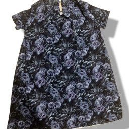 Anna Szulc - Krótka sukienka z nadrukiem w koty i fioletowe róże, widoczny srebrny zamek błyskawiczny i ozdobny guzik przy dekolcie.