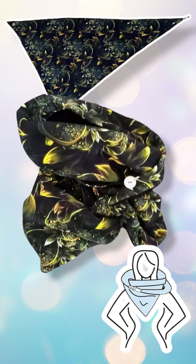 Dwa uszyte elementy z ciemnego materiału w złote wzory: trójkątna chusta i okrągły szal zapinany na biały guzik, na tle z efektem bokeh oraz grafika przedstawiająca osobę ubraną w szalik.