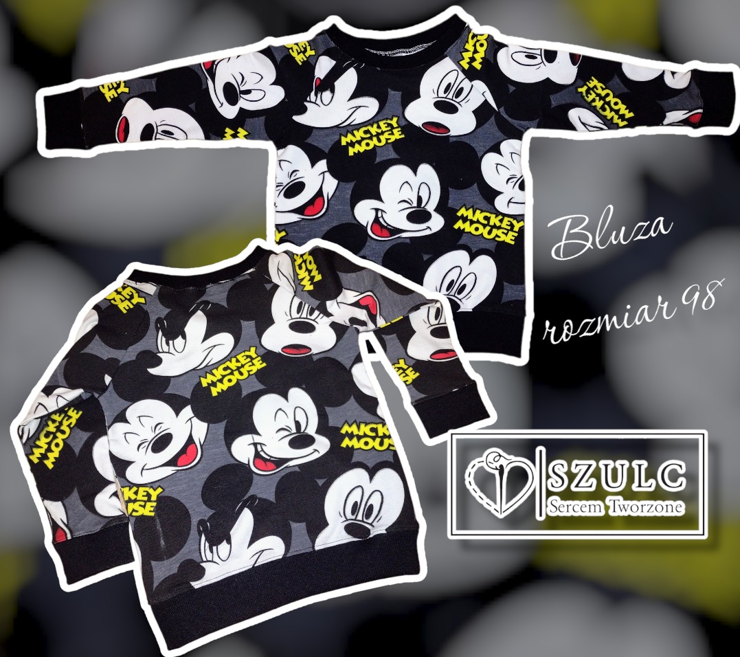 Dwie bluzy dziecięce z motywem Myszki Miki, rozmiar 98, na rozmytym tle w odcieniach szarości i żółci, w prawym dolnym rogu logo firmy 'SZULC Sercem Tworzone'.