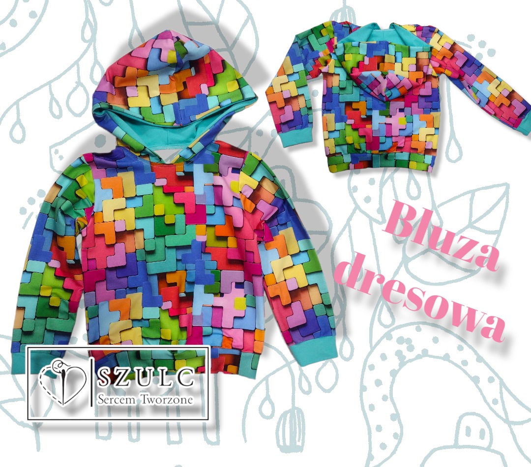 Dwie bluzy dresowe z kapturem, wykonane z kolorowego materiału w kształcie klocków Tetris na białym tle z delikatnym wzorem. Na jednej bluzie widoczne logo firmy odzieżowej 'SZULC Sercem Tworzone'.