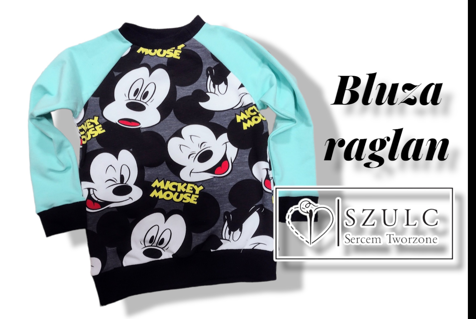 Dziecięca bluza raglanowa z motywem Myszki Miki, turkusowe rękawy, prezentowana na białym tle, z widocznym logo firmy 'SZULC Sercem Tworzone'.
