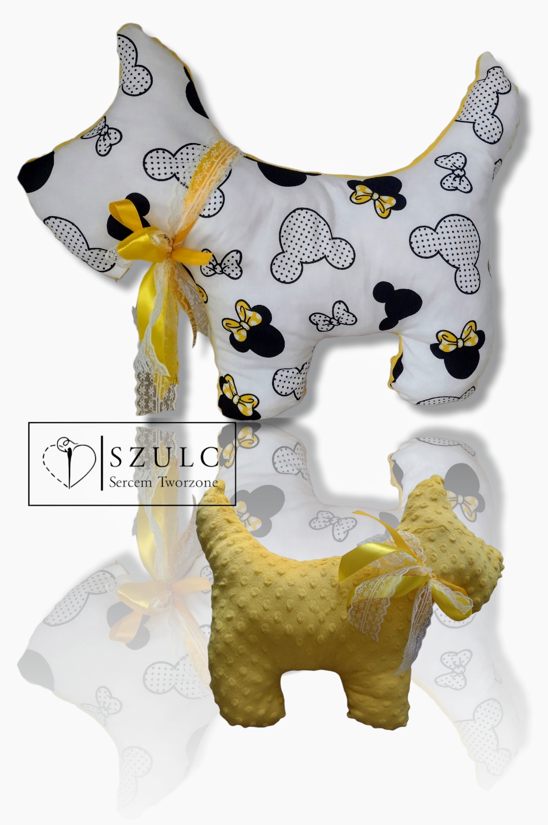 Dwie poduszki dekoracyjne w kształcie psa rasy West Highland White Terrier. Jedna biała w czarno-białe wzory z żółtą kokardą, druga żółta z żółtą kokardą. W tle logo firmy.
