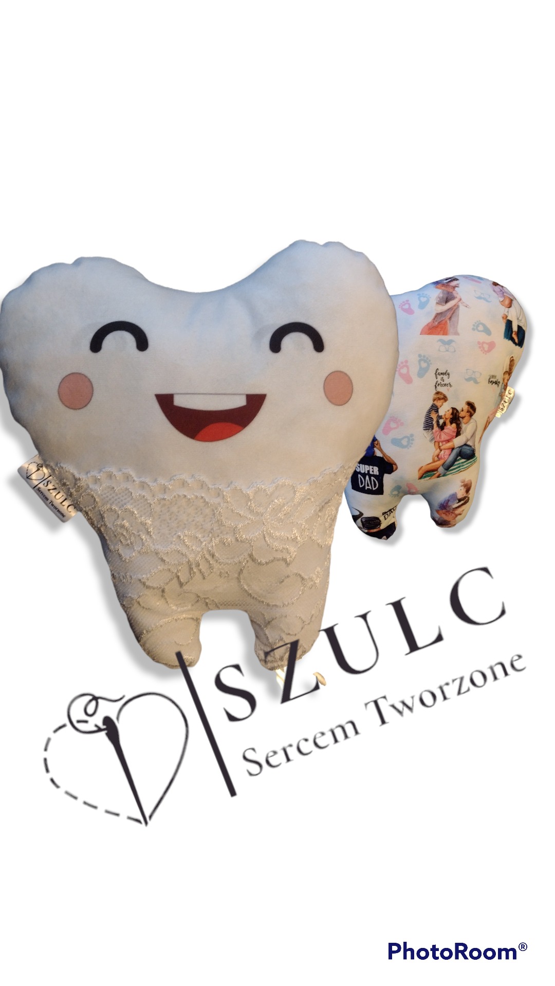 Dwie pluszowe poduszki w kształcie zęba, jedna z uśmiechniętą buzią i koronką, druga z nadrukiem zdjęć rodzinnych i napisem Super Dad, leżące na białym tle z logo firmy.