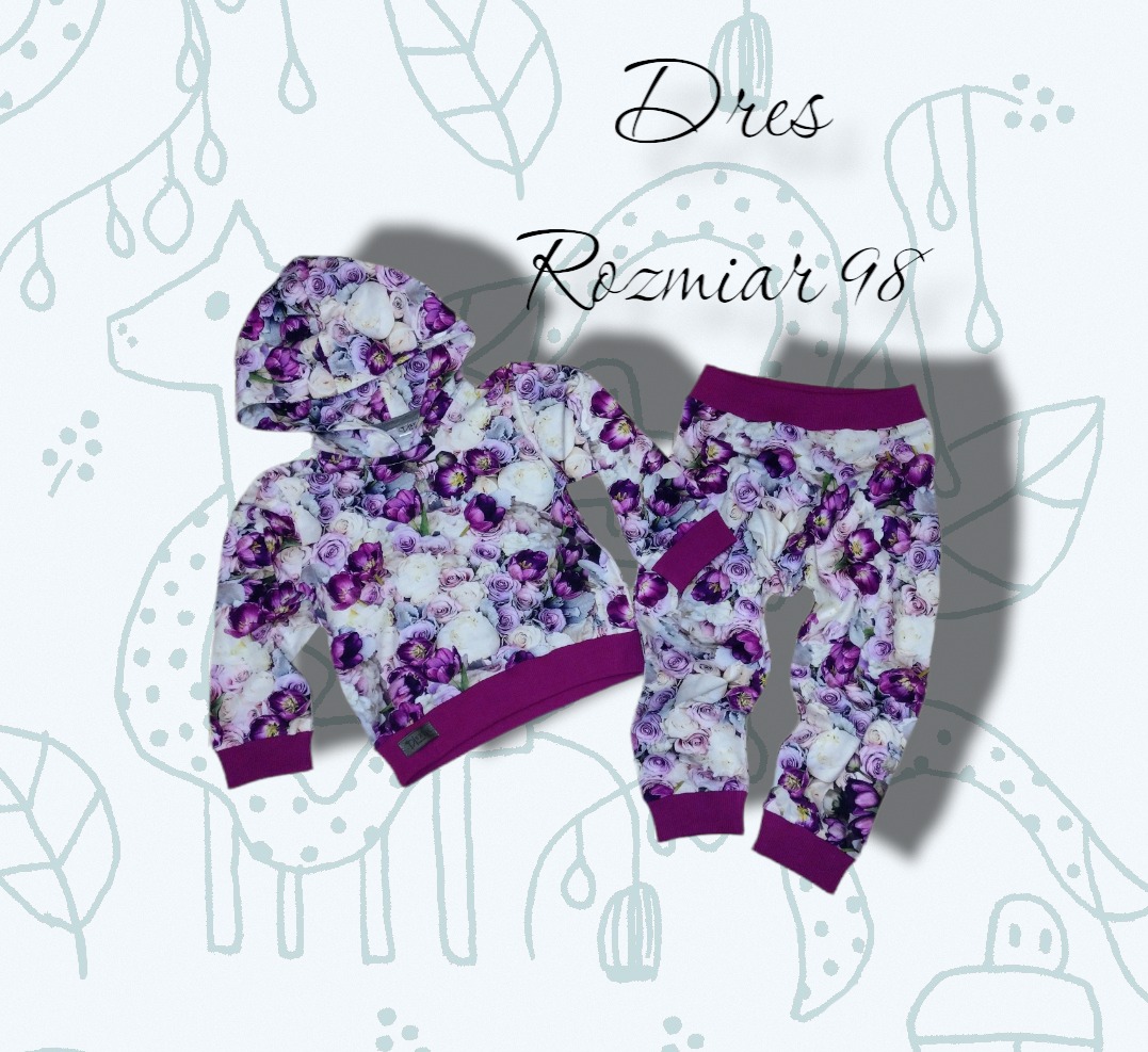 Dziecięcy dres z kapturem i spodniami, w kwiatowy wzór z dominującymi fioletowymi i białymi różami, rozmiar 98, na tle z delikatnym rysunkiem zwierząt i roślin.