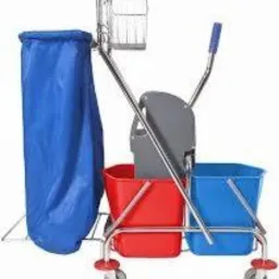 Wózek do sprzątania z niebieskim workiem na śmieci, czerwonym i niebieskim wiadrem, oraz szarą wyciskarką do mopa, na białym tle.