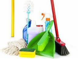 Zestaw akcesoriów do sprzątania: mop ze sznurków, szczotka do WC, gąbka, zmiotka z czerwonym trzonkiem, szufelka w kolorze zieleni, butelka z płynem do mycia i spryskiwacz, na białym tle.