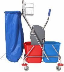 Wózek do sprzątania z niebieskim workiem na śmieci, czerwonym i niebieskim wiadrem, oraz szarą wyciskarką do mopa, na białym tle.