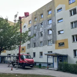 Mycie elewacji bloku.