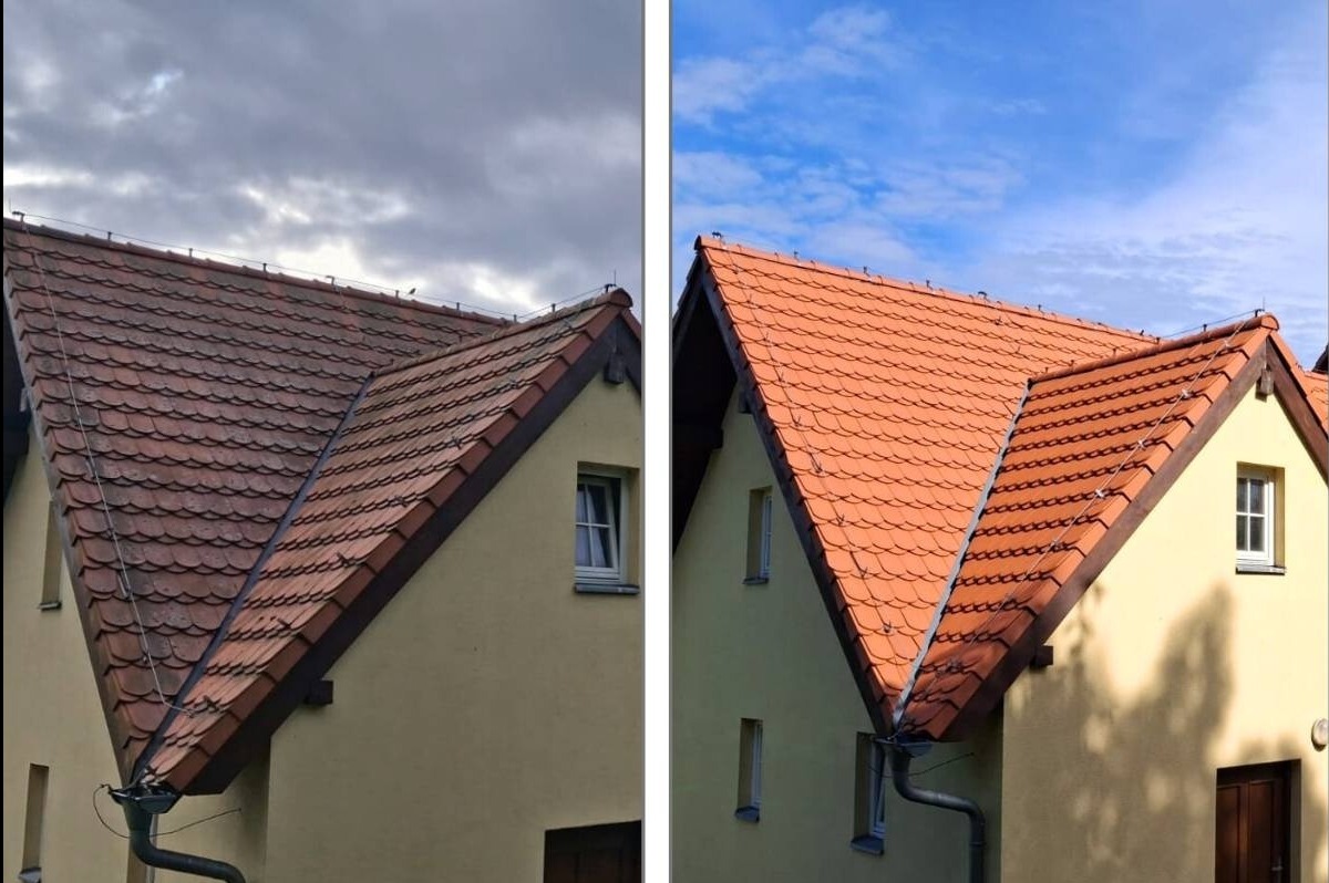 Zdjęcie dachu domu przed i po czyszczeniu, z wyraźną różnicą w kolorze dachówek i ogólnym wyglądzie. Po lewej dach brudny, po prawej czysty, błękitne niebo.