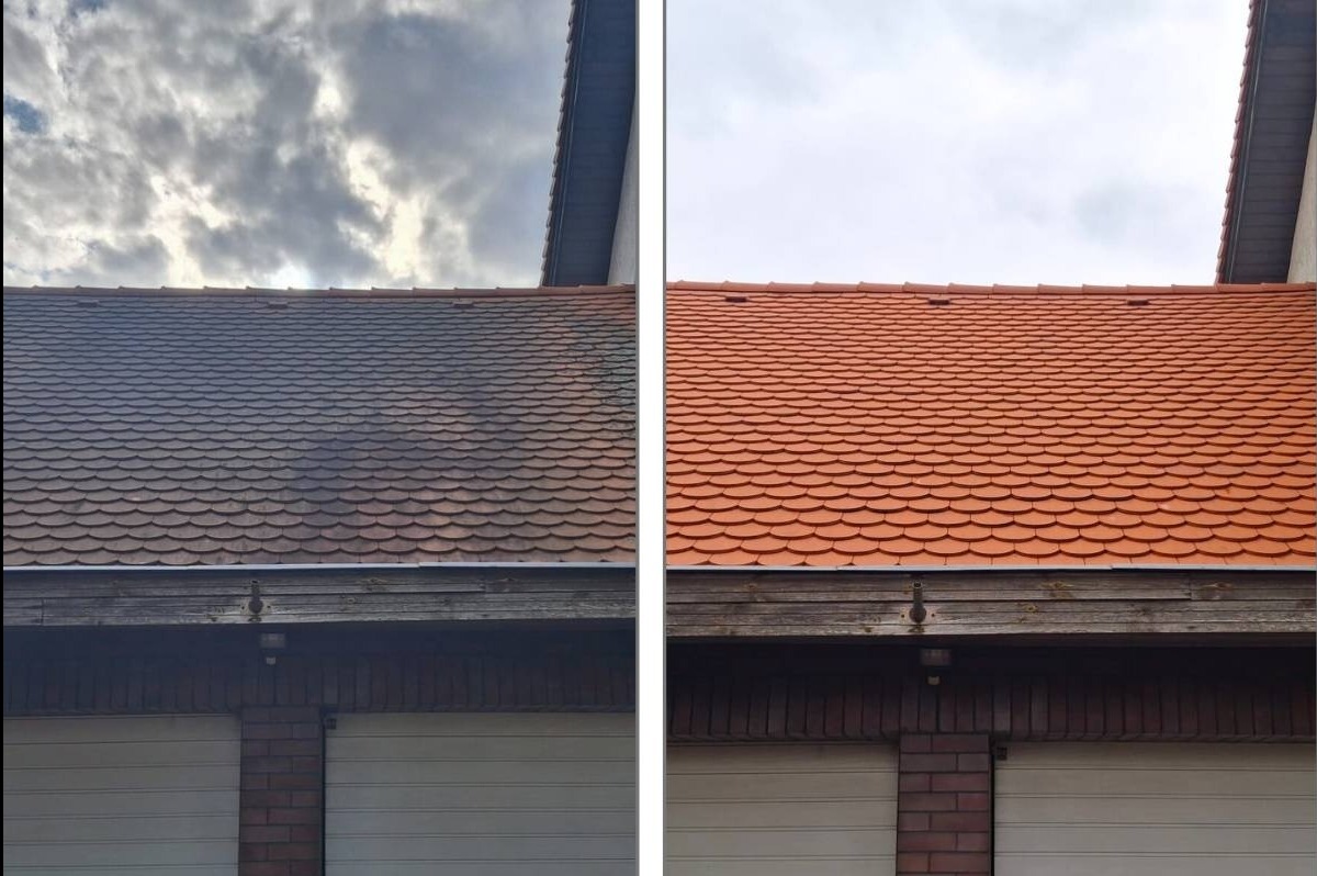 Dachówka karpiówka przed i po czyszczeniu. Po lewej dach pokryty mchem, po prawej czysty, pomarańczowy dach. Widoczne fragmenty budynku i pochmurne niebo.