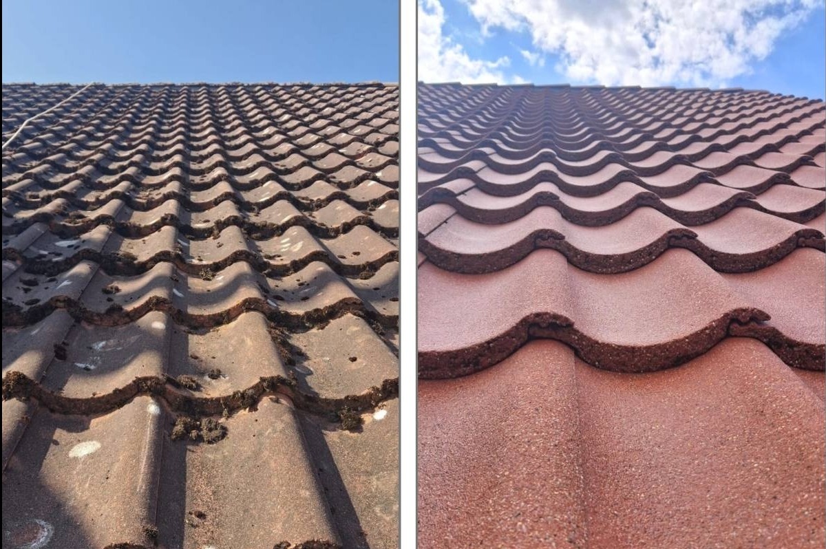 Dachówka przed i po czyszczeniu: po lewej zabrudzona mchem, po prawej czysta, w odcieniach czerwieni, na tle błękitnego nieba z chmurami.