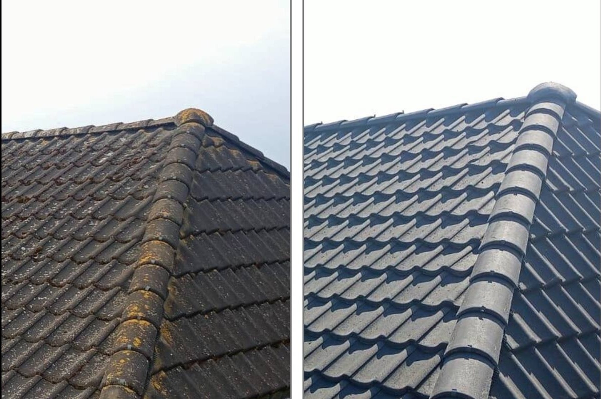 Dachówka przed i po czyszczeniu: po lewej silnie zabrudzona, po prawej odnowiona, ciemnoszara, z wyraźnym wzorem. Widok z dołu, jasne niebo w tle.