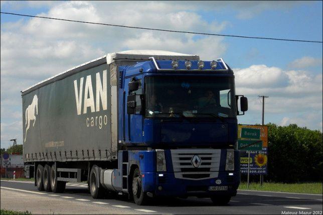 Niebieski ciągnik siodłowy Renault z naczepą VAN Cargo z białym koniem na boku, jadący po asfalcie w słoneczny dzień.