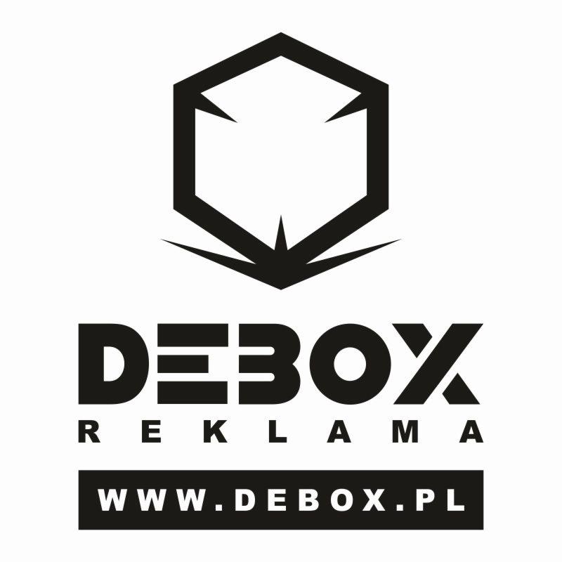 Czarne logo firmy DEBOX Reklama z abstrakcyjnym symbolem sześcianu i adresem strony internetowej www.debox.pl.