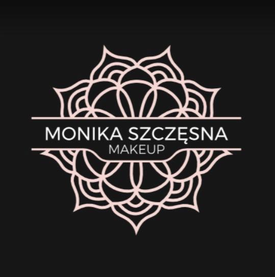 Logo firmy Monika Szczęsna Makeup na czarnym tle, stylizowany kwiatowy ornament w kolorze pudrowego różu.