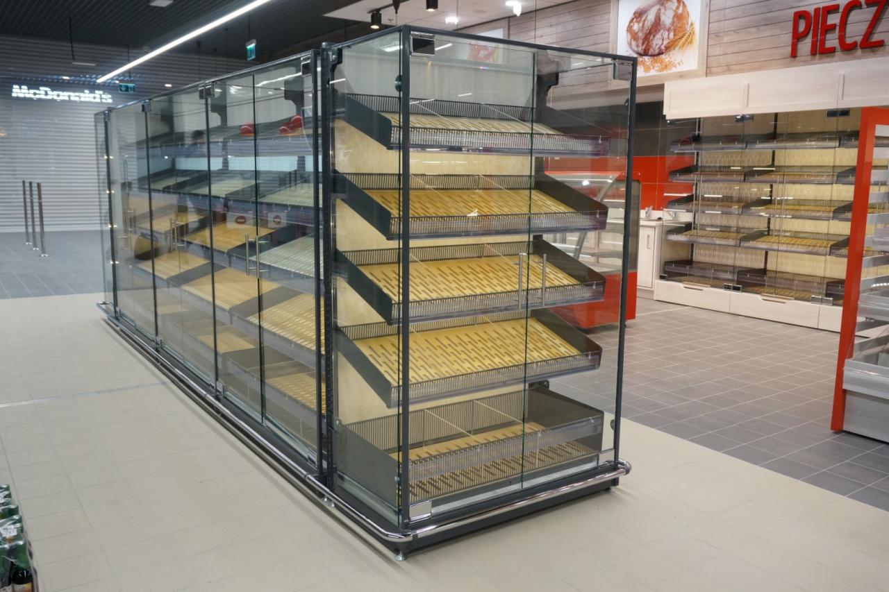 Szklana witryna chłodnicza z półkami na pieczywo, widok z boku, pusta ekspozycja w sklepie.