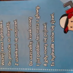 Reklamowa wizytówka hydraulika z wierszykiem i rysunkową postacią hydraulika z kluczem francuskim i walizką narzędzi.