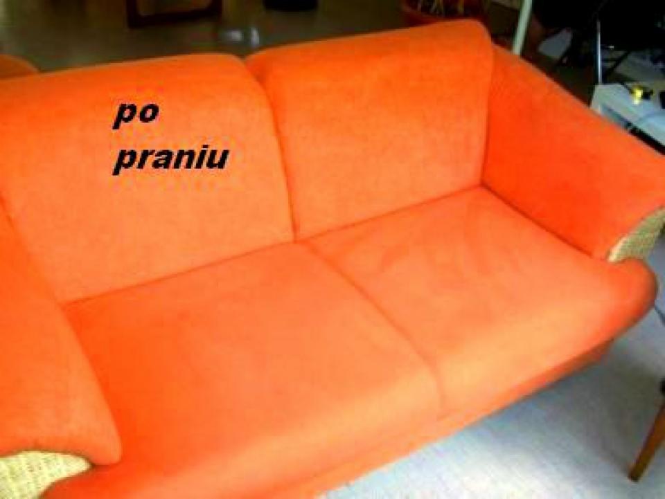 Pomarańczowa kanapa z widocznym napisem 'po praniu' na oparciu, prezentująca efekt czyszczenia tapicerki.