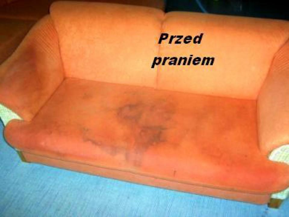Pomarańczowa kanapa z widocznymi plamami na siedzisku, sfotografowana przed czyszczeniem. Na zdjęciu widoczny napis 'Przed praniem'.