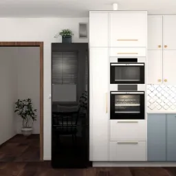 Nowoczesna aranżacja kuchni w Nowym Wiśniczu: białe i błękitne szafki z drewnianymi uchwytami, czarna lodówka z rośliną na górze, widok na jadalnię przez drzwi.