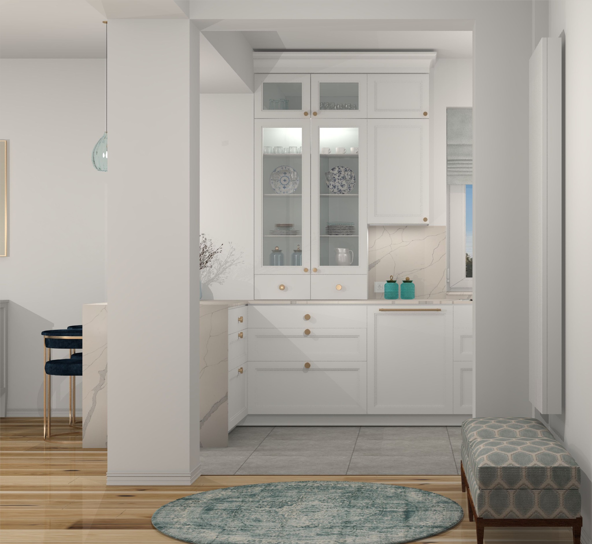 Wnętrze kuchni w stylu klasycznym z białymi szafkami z przeszklonymi witrynami, złotymi uchwytami i marmurowym blatem, widok przez przejście z okrągłym, turkusowym dywanem i tapicerowaną ławką.