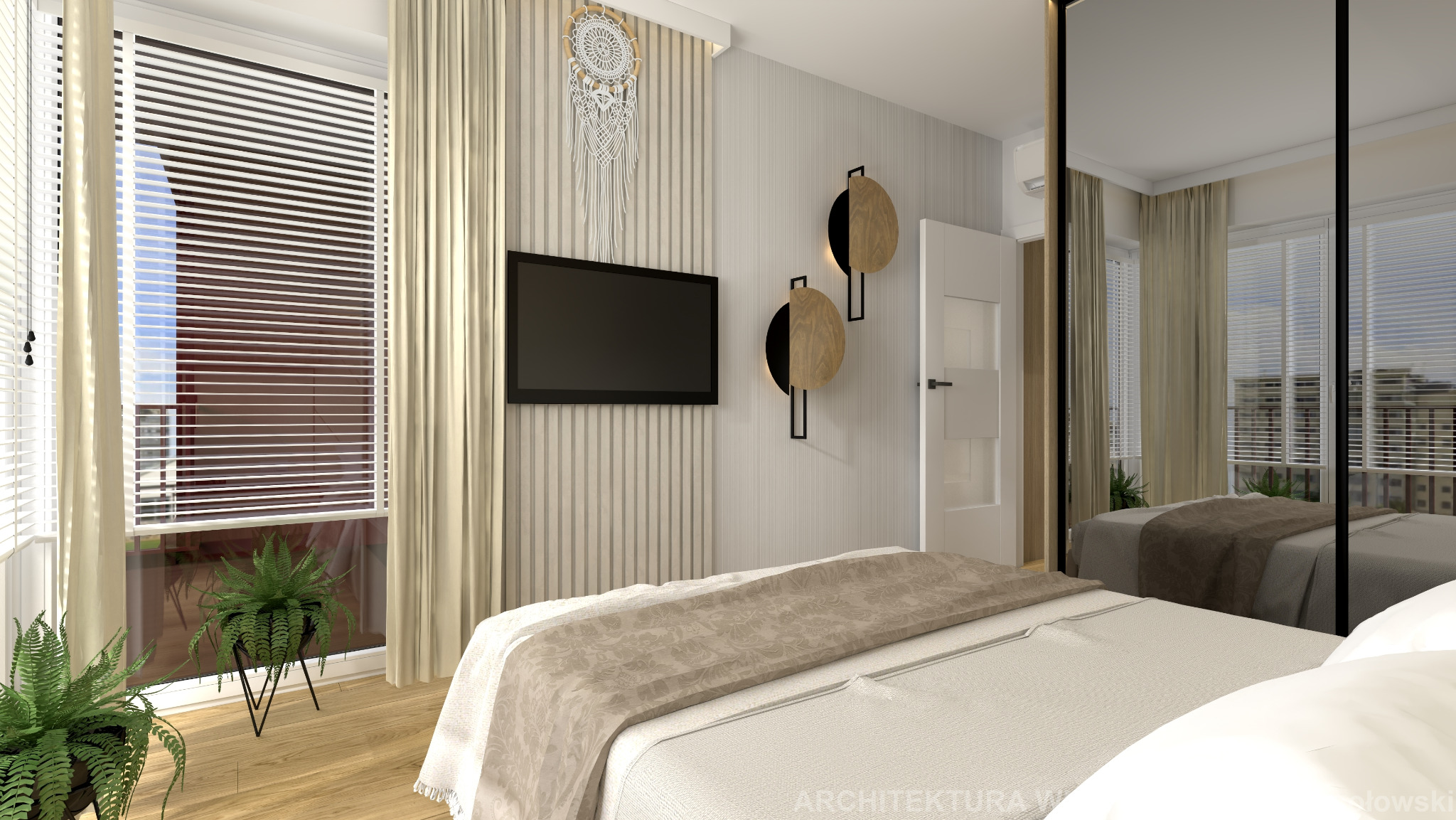Jasna sypialnia z drewnianą podłogą, łóżkiem z beżową narzutą, telewizorem na ścianie z dekoracyjnymi lamelami, łapaczem snów i okrągłymi lampami, rolety w oknach i zielone rośliny w donicach.