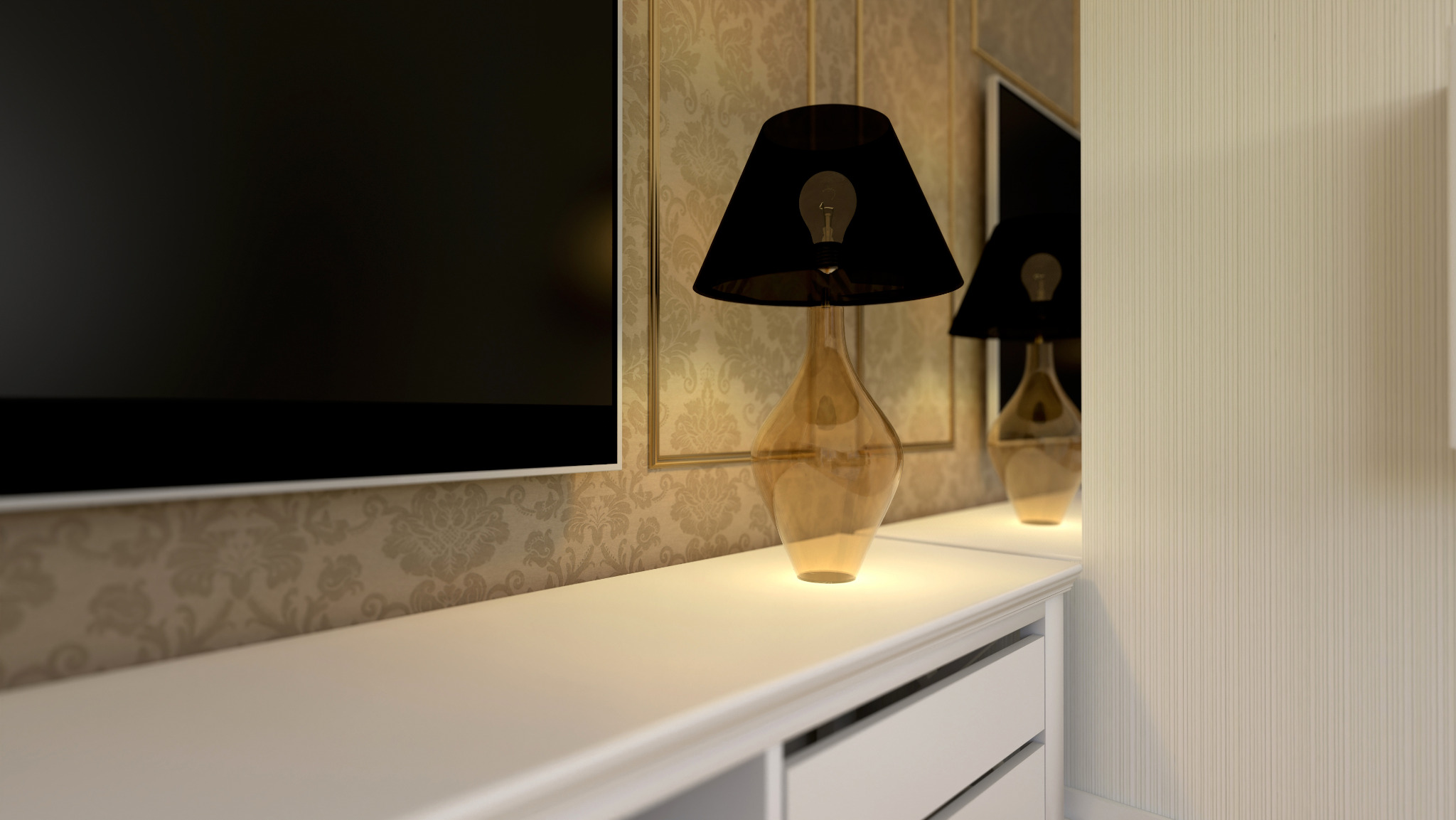 Dwie lampy stołowe z czarnymi abażurami i bursztynowymi podstawami na białej komodzie pod telewizorem na tle tapety w ornamenty.