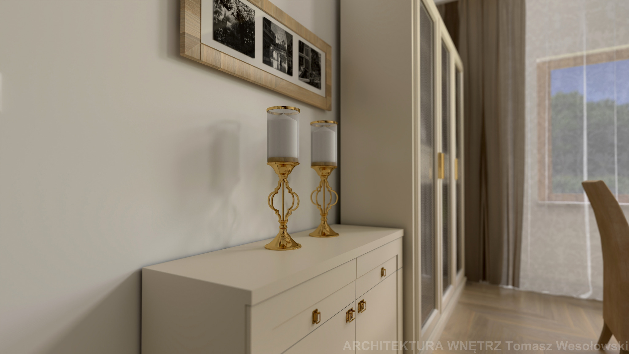 Dwa złote świeczniki na białej komodzie, nad nimi obraz w ramie z czarno-białymi fotografiami, w tle jasna szafa i okno z zasłoną.