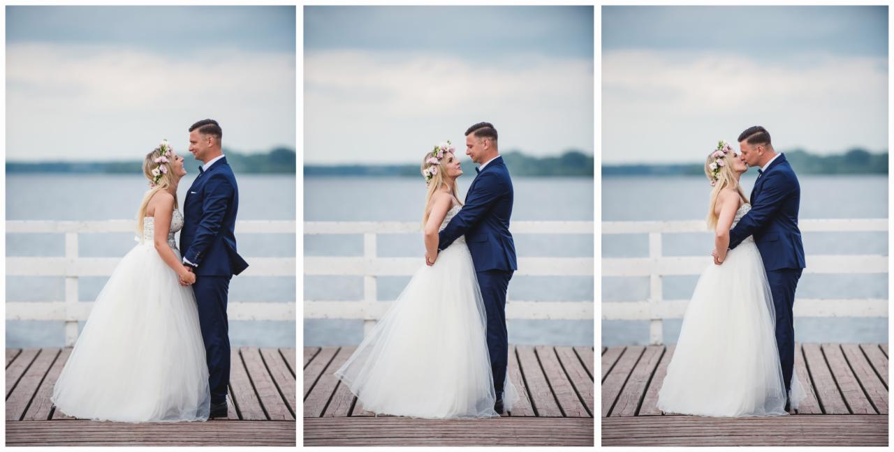 Kolaż trzech zdjęć: para młoda w eleganckich strojach, ona w wianku z różowych kwiatów, on w granatowym garniturze, pozują na drewnianym molo z widokiem na jezioro i zalesiony brzeg, w różnych...