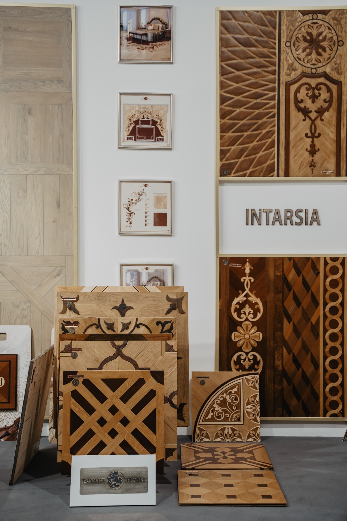 Ekspozycja wzorów intarsji drewnianej w Legionowie, prezentująca różnorodność deseni i odcieni drewna, od klasycznych motywów po nowoczesne geometryczne układy.