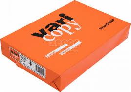 Pomarańczowe opakowanie papieru biurowego VariCopy Standard z widocznym logo i etykietą informacyjną.