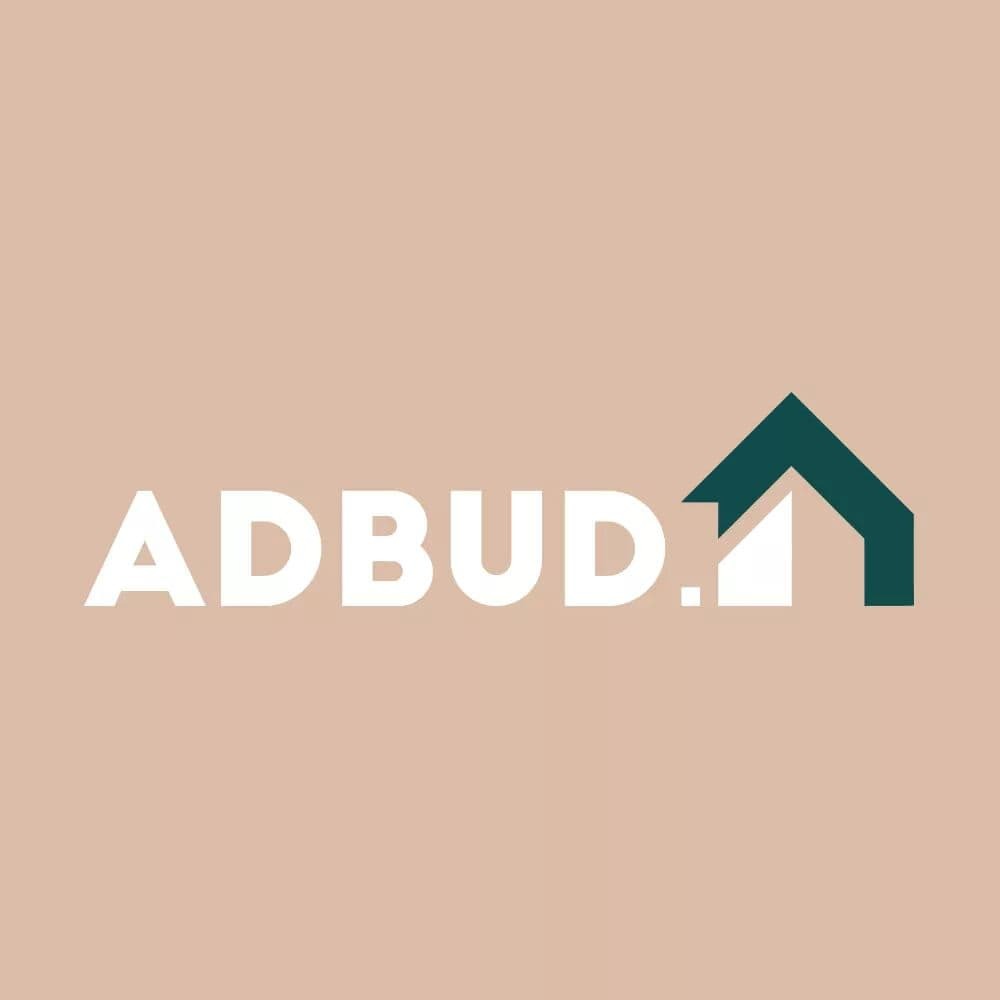 Logo firmy ADBUD z zielonym symbolem dachu domu na beżowym tle.
