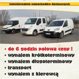 Trzy białe samochody dostawcze różnych marek zaparkowane obok siebie, z logo firmy DA-CAR i informacjami o wynajmie na górze i dole zdjęcia.